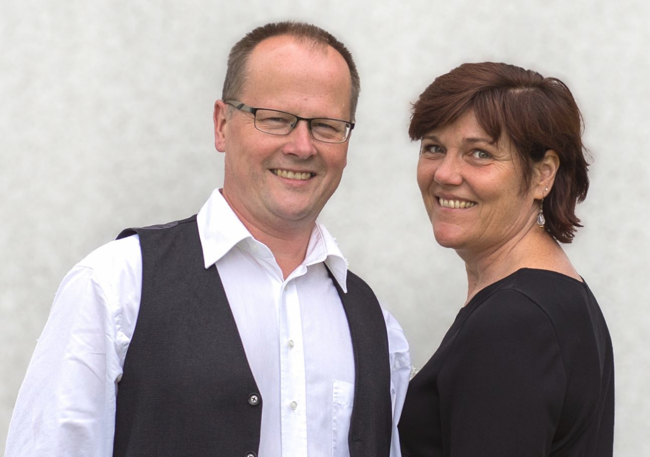 Die Künstler Peter Ewald und Kerstin Domrös sind gemeinsam zu sehen.